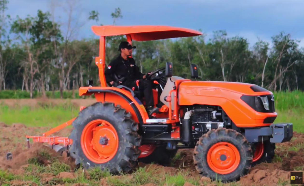 The paddy field tractors we exported to the Southeast Asian market have begun undergoing testing on 